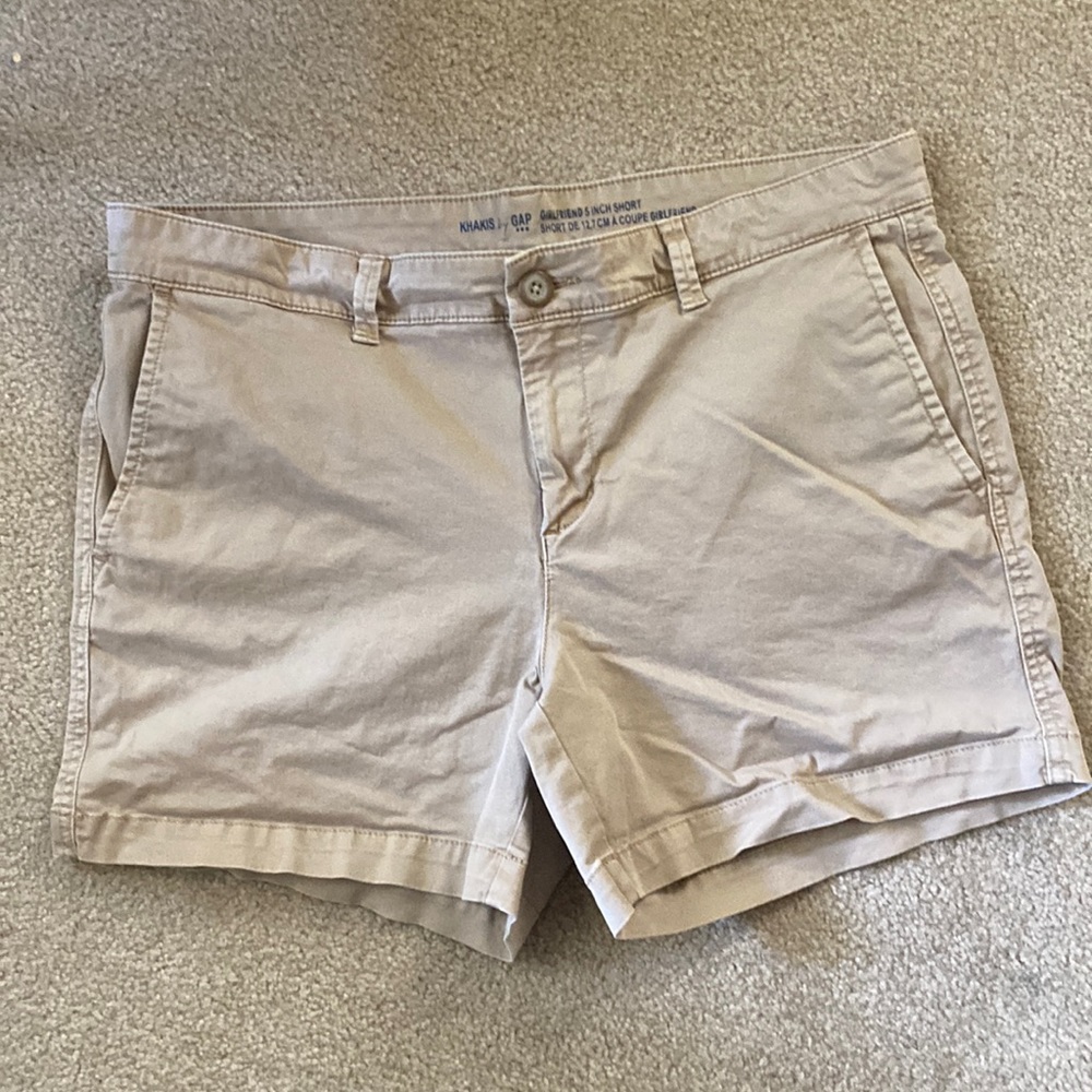 Khakis by Gap Girlfriend Shorts 5” inseam size 8/29